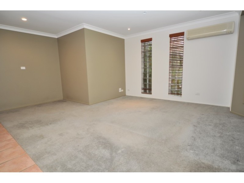 2/4 Hill Court, Labrador QLD 4215