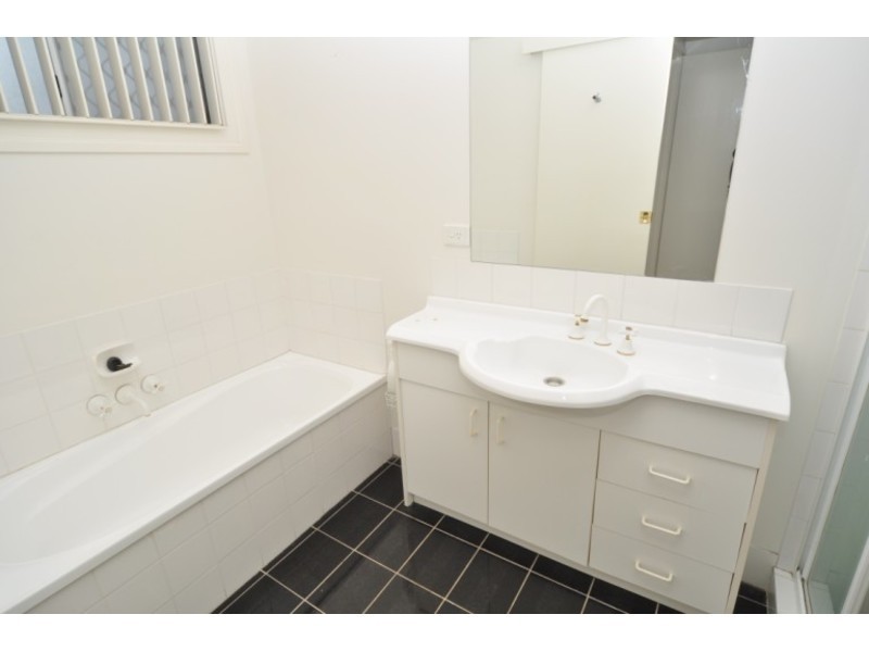 2/4 Hill Court, Labrador QLD 4215
