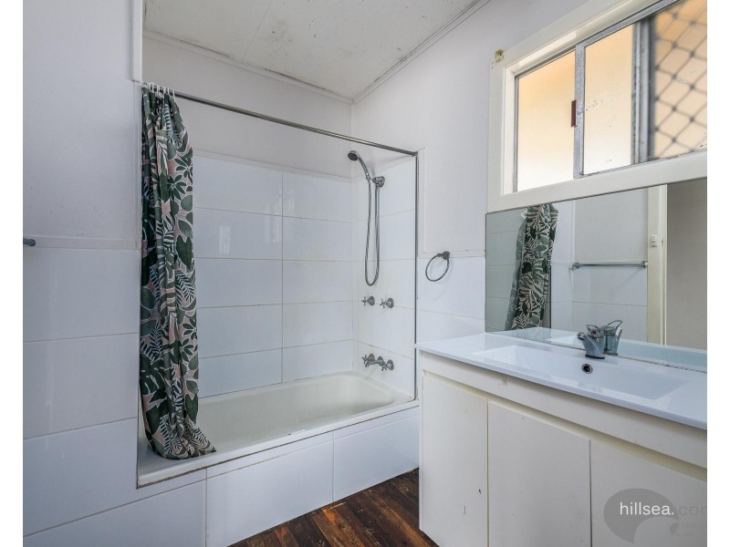 300 Bayview Street, Hollywell QLD 4216