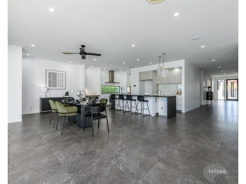 6 Arrowsmith Court, Paradise Point QLD 4216