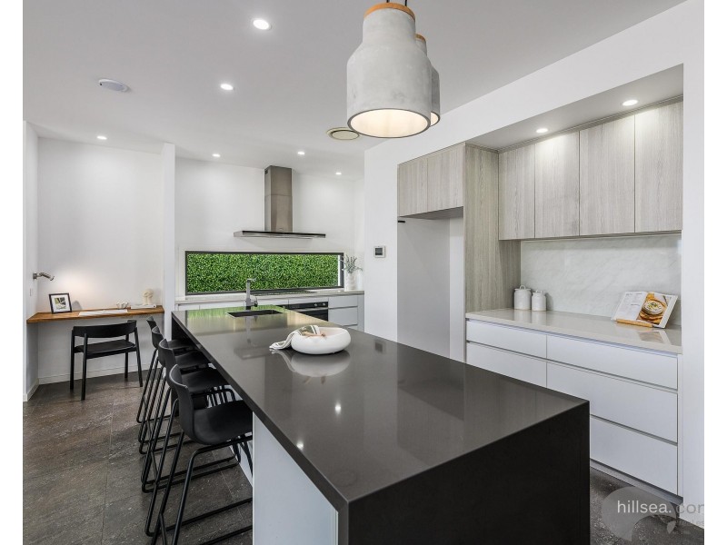 6 Arrowsmith Court, Paradise Point QLD 4216