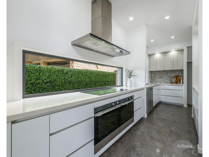 6 Arrowsmith Court, Paradise Point QLD 4216
