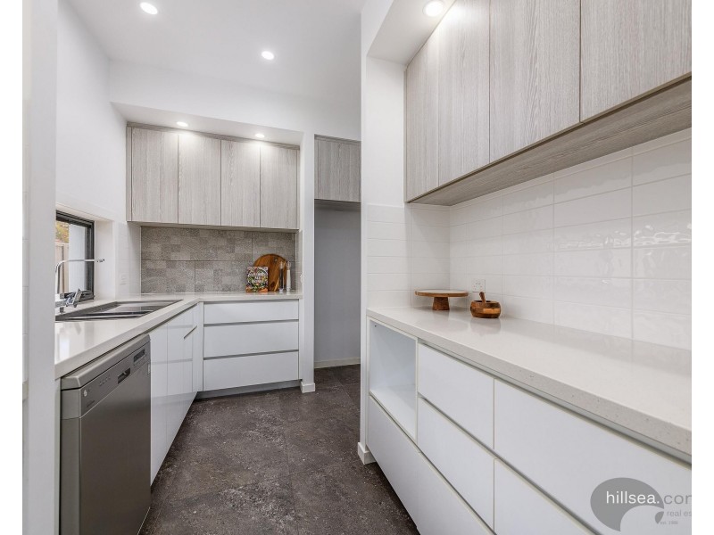 6 Arrowsmith Court, Paradise Point QLD 4216