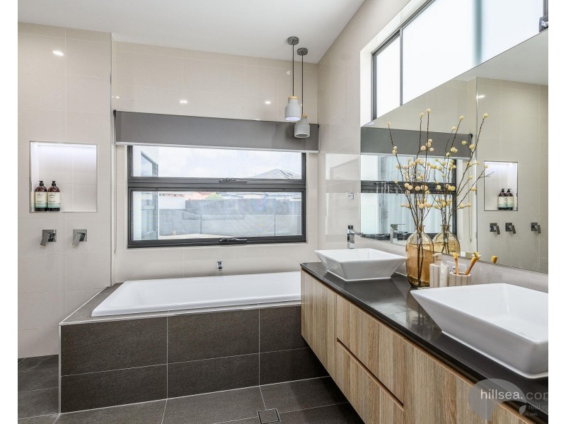 6 Arrowsmith Court, Paradise Point QLD 4216