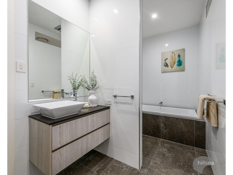 6 Arrowsmith Court, Paradise Point QLD 4216