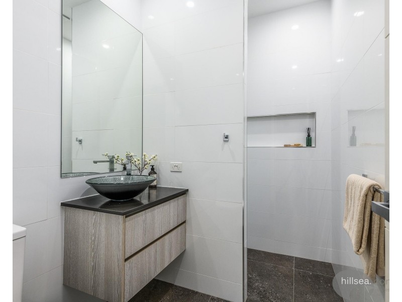 6 Arrowsmith Court, Paradise Point QLD 4216