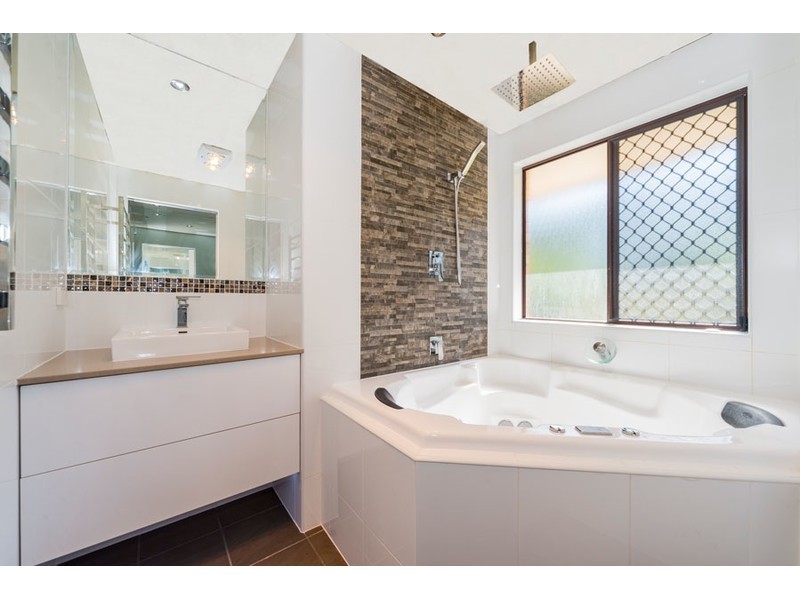 15 Hansford Road, Coombabah QLD 4216