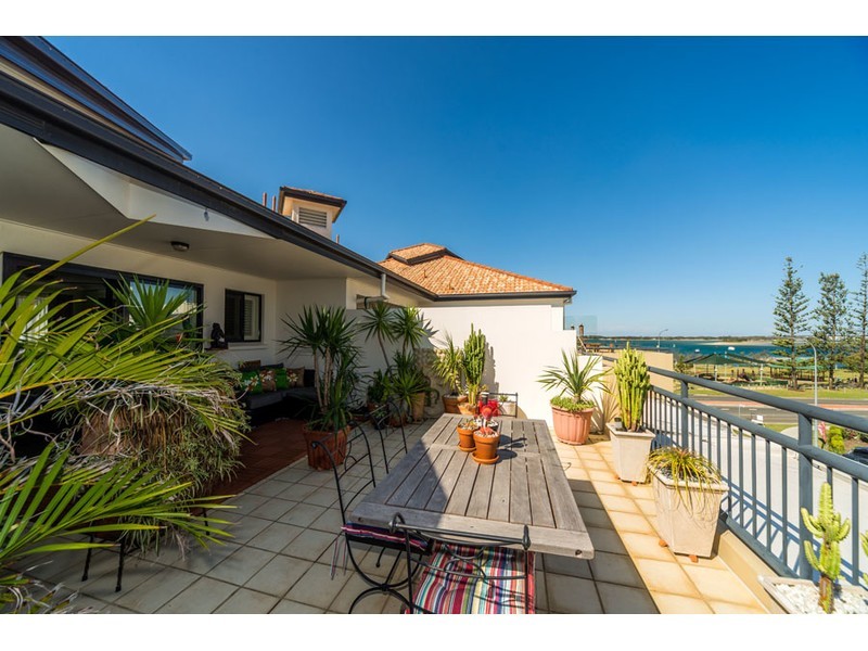 322/392-398 Marine Parade, Labrador QLD 4215