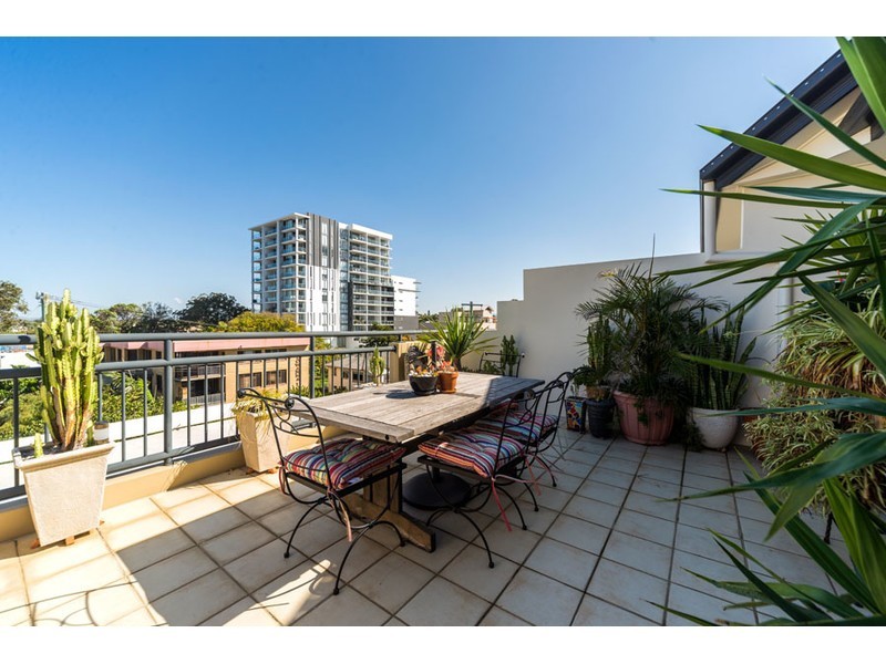 322/392-398 Marine Parade, Labrador QLD 4215