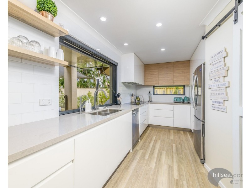 8 Namatjira Street, Paradise Point QLD 4216