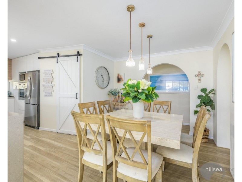 8 Namatjira Street, Paradise Point QLD 4216