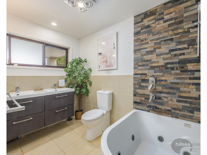 8 Namatjira Street, Paradise Point QLD 4216