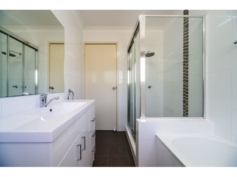 2/6 Nina Parade, Arundel QLD 4214