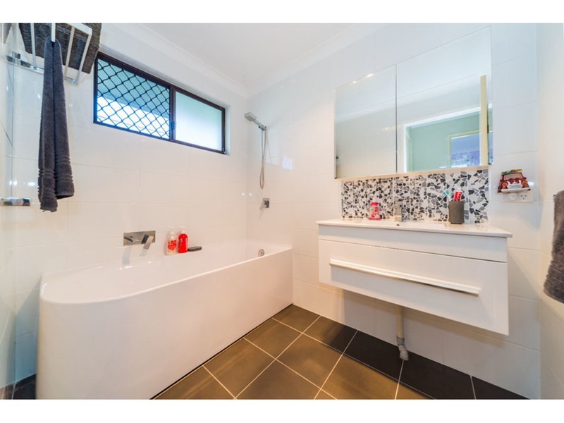 16 Menindee Avenue, Coombabah QLD 4216