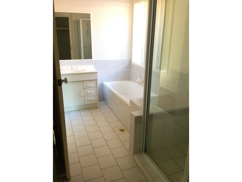 2/6 Annette Court, Labrador QLD 4215