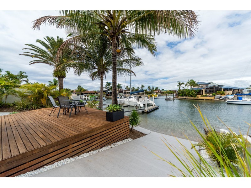 18 Hume Parade, Paradise Point QLD 4216