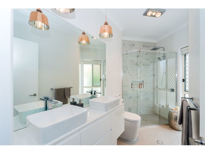 18 Hume Parade, Paradise Point QLD 4216