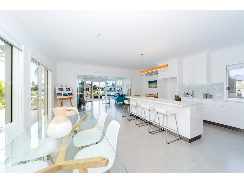 18 Hume Parade, Paradise Point QLD 4216