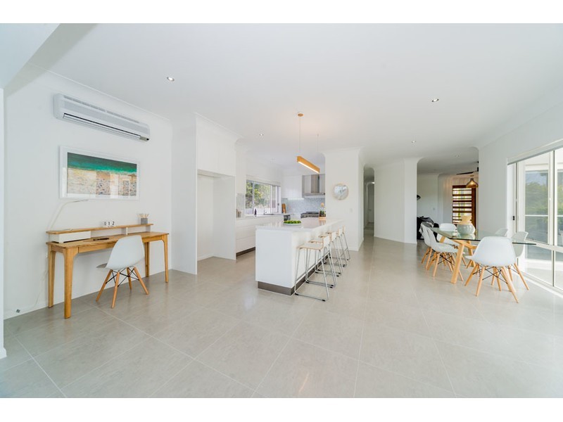 18 Hume Parade, Paradise Point QLD 4216