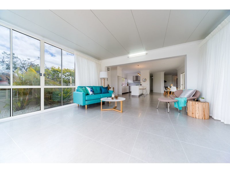 18 Hume Parade, Paradise Point QLD 4216