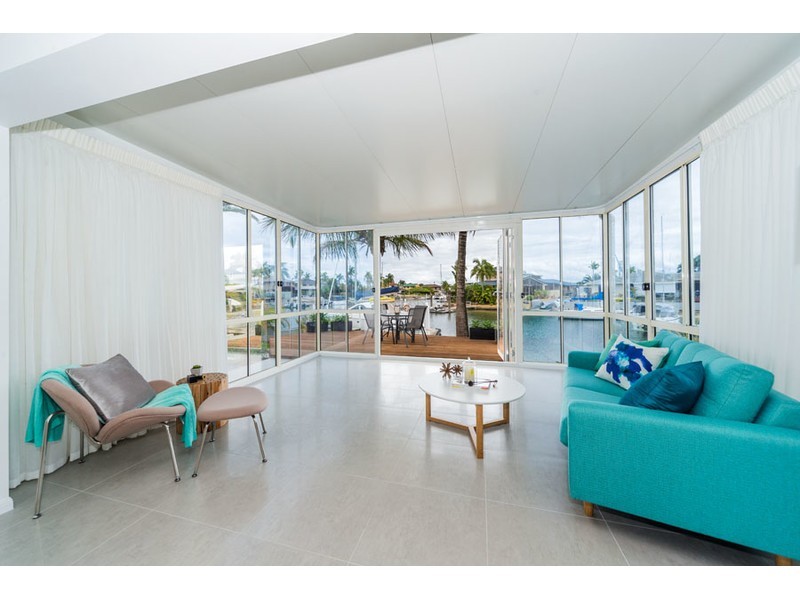 18 Hume Parade, Paradise Point QLD 4216