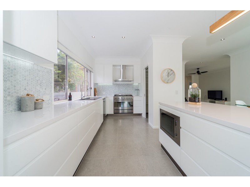 18 Hume Parade, Paradise Point QLD 4216