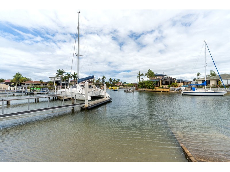 18 Hume Parade, Paradise Point QLD 4216