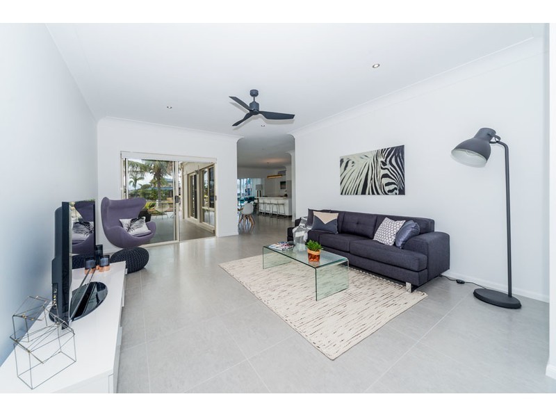 18 Hume Parade, Paradise Point QLD 4216