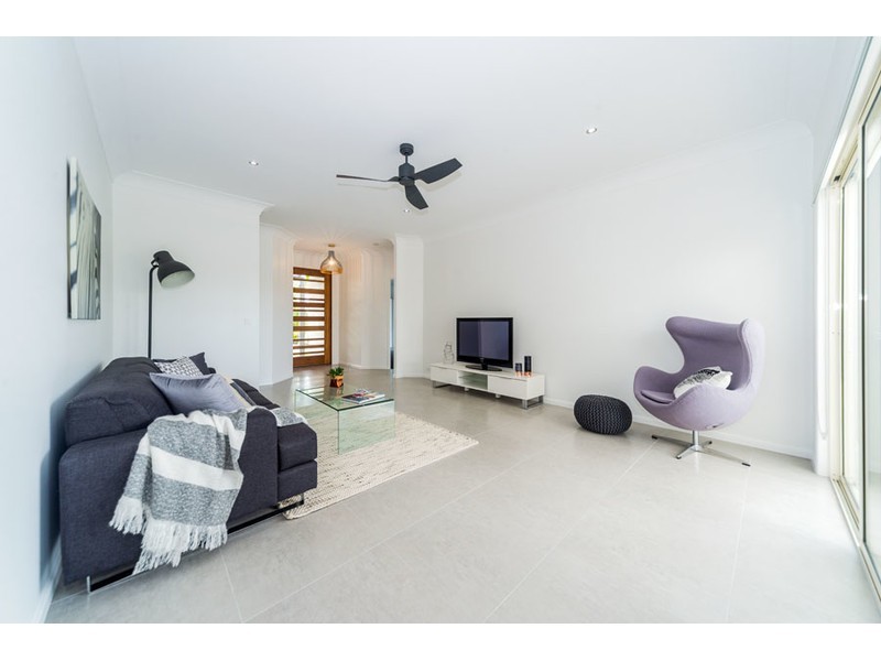 18 Hume Parade, Paradise Point QLD 4216