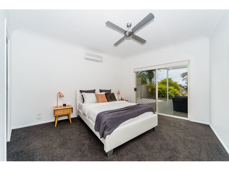 18 Hume Parade, Paradise Point QLD 4216