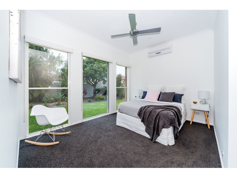 18 Hume Parade, Paradise Point QLD 4216