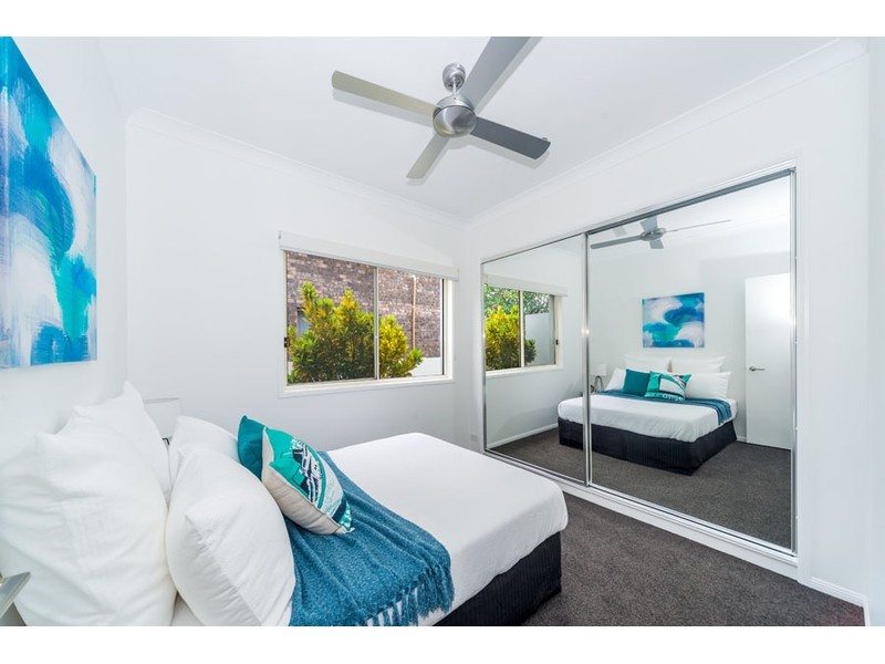 18 Hume Parade, Paradise Point QLD 4216