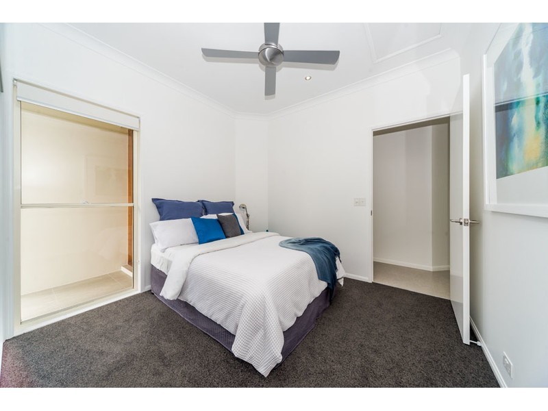 18 Hume Parade, Paradise Point QLD 4216