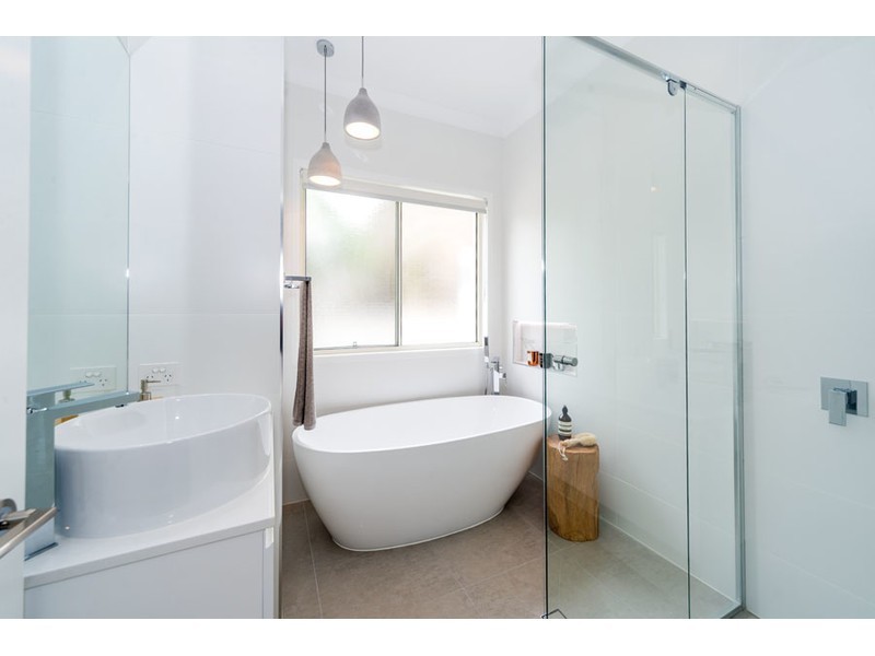 18 Hume Parade, Paradise Point QLD 4216