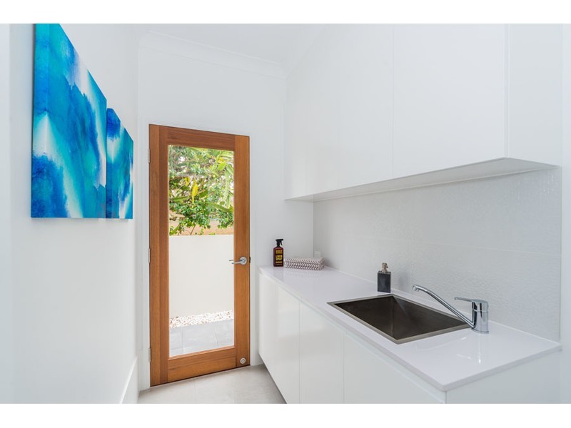 18 Hume Parade, Paradise Point QLD 4216