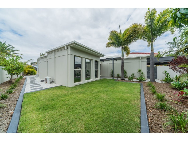 18 Hume Parade, Paradise Point QLD 4216