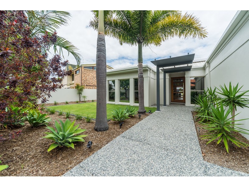 18 Hume Parade, Paradise Point QLD 4216