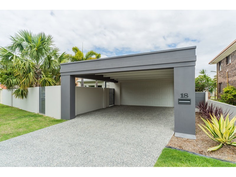 18 Hume Parade, Paradise Point QLD 4216
