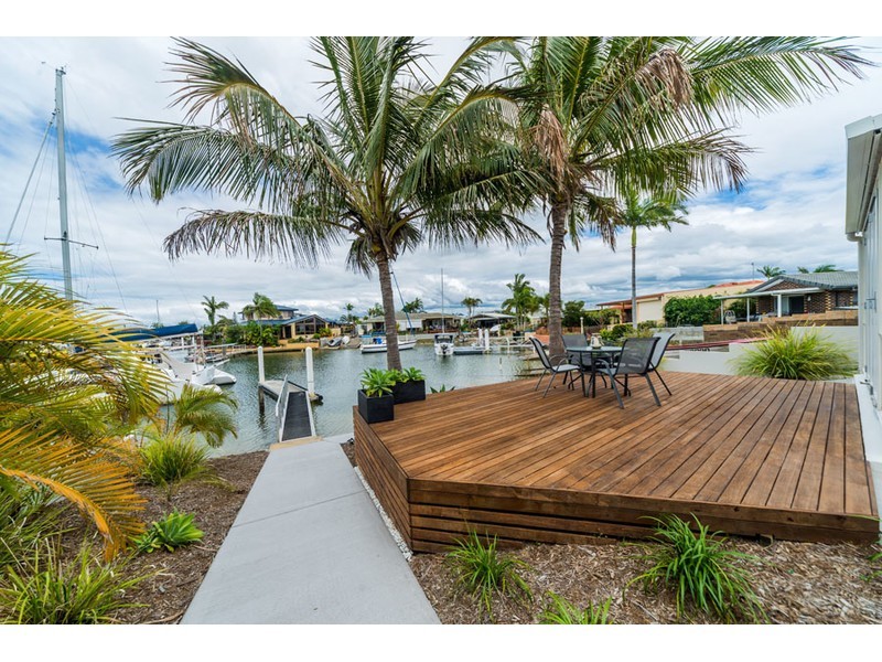 18 Hume Parade, Paradise Point QLD 4216