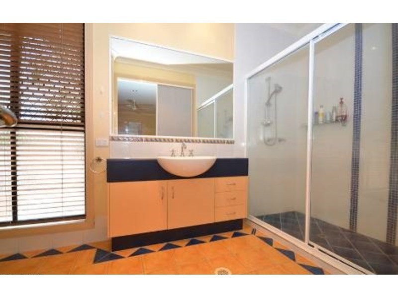 1 Maltravers Drive, Arundel QLD 4214