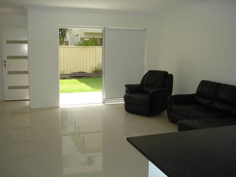 4/83 Bayview Street, Runaway Bay QLD 4216