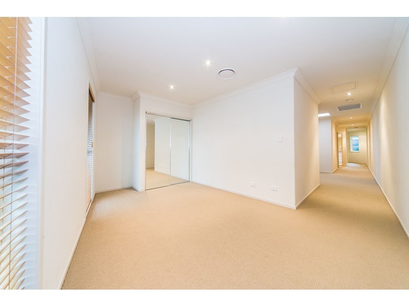 2/11 Mallard Avenue, Paradise Point QLD 4216