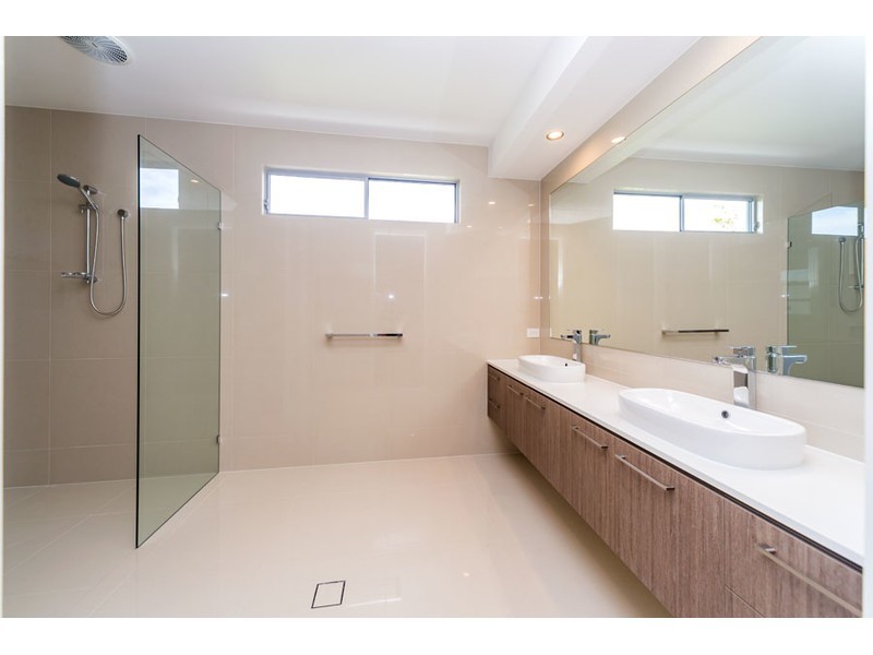 10 Helena Street, Biggera Waters QLD 4216