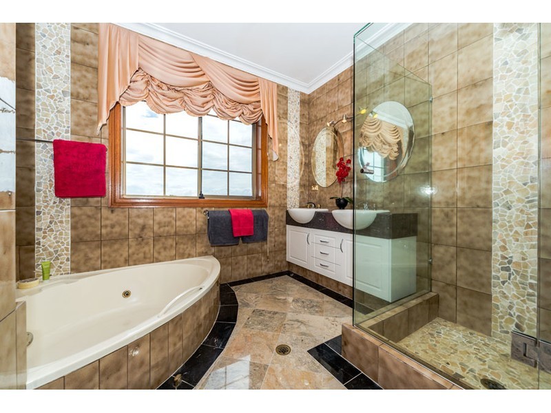 4 Aroa Court, Runaway Bay QLD 4216