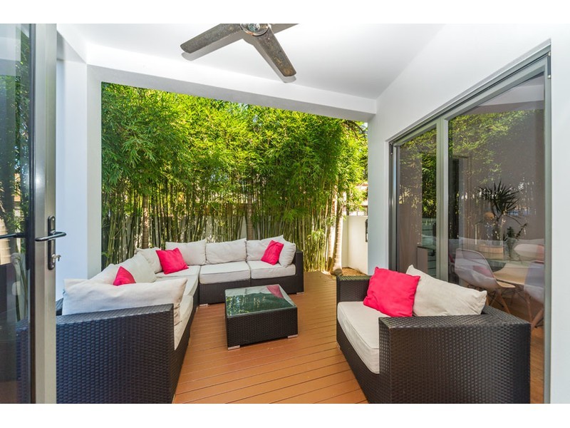 10A Rouen Avenue, Paradise Point QLD 4216