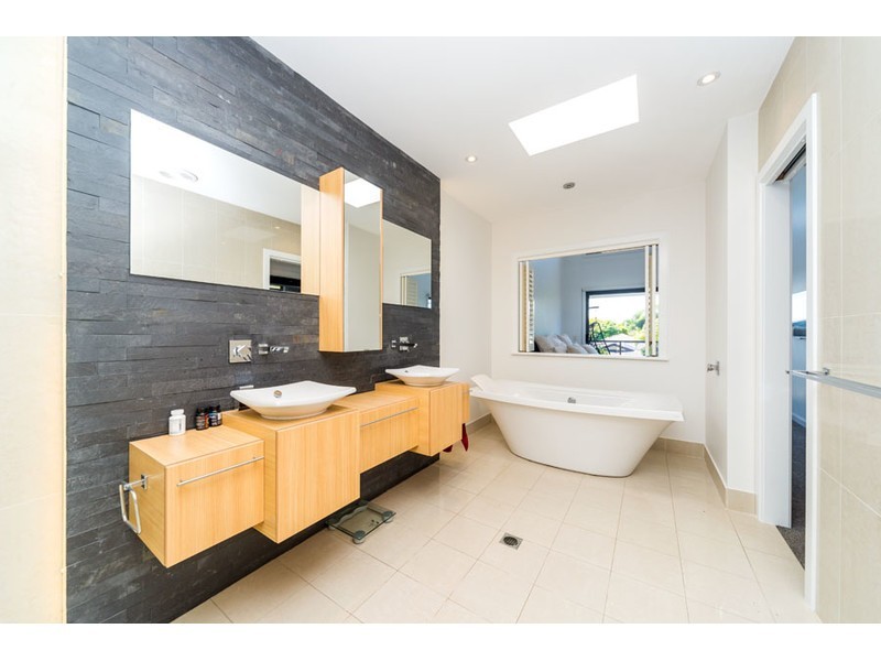 10A Rouen Avenue, Paradise Point QLD 4216