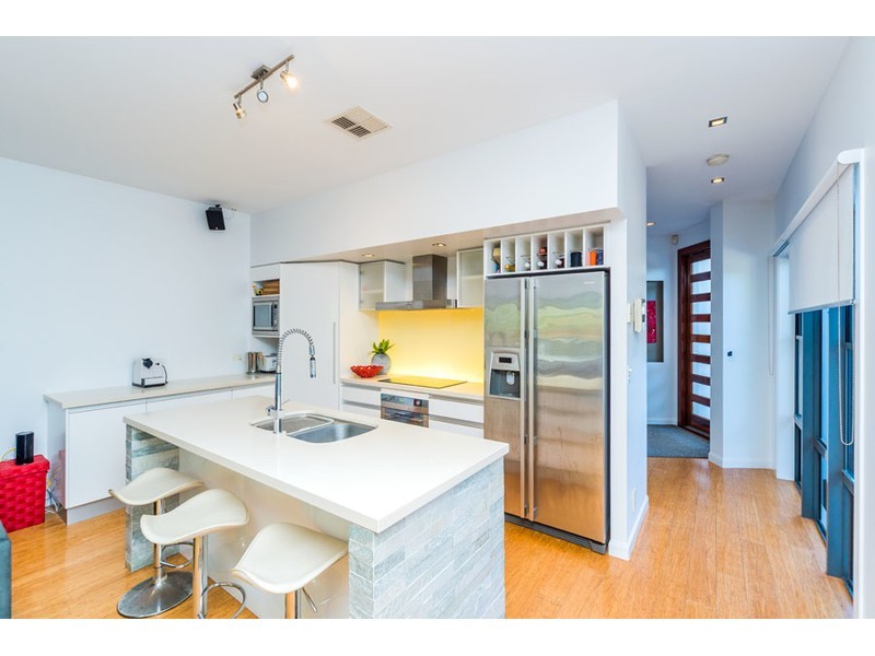 10A Rouen Avenue, Paradise Point QLD 4216