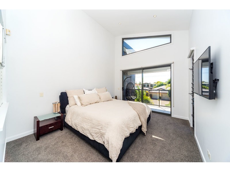 10A Rouen Avenue, Paradise Point QLD 4216