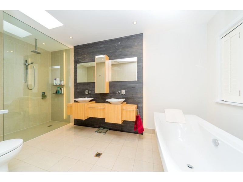 10A Rouen Avenue, Paradise Point QLD 4216