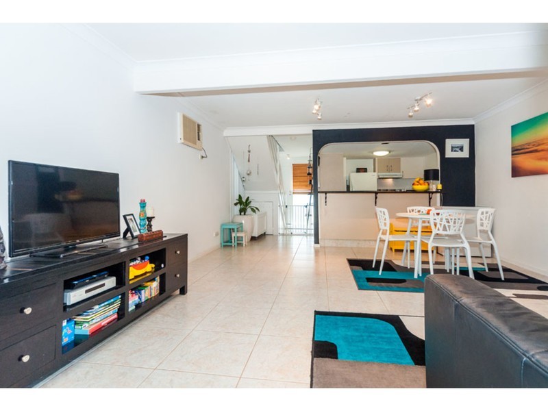 20/81 Olsen Avenue, Labrador QLD 4215